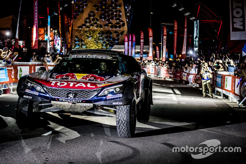 Les vainqueurs #303 Peugeot Sport Peugeot 3008 DKR: Carlos Sainz, Lucas Cruz