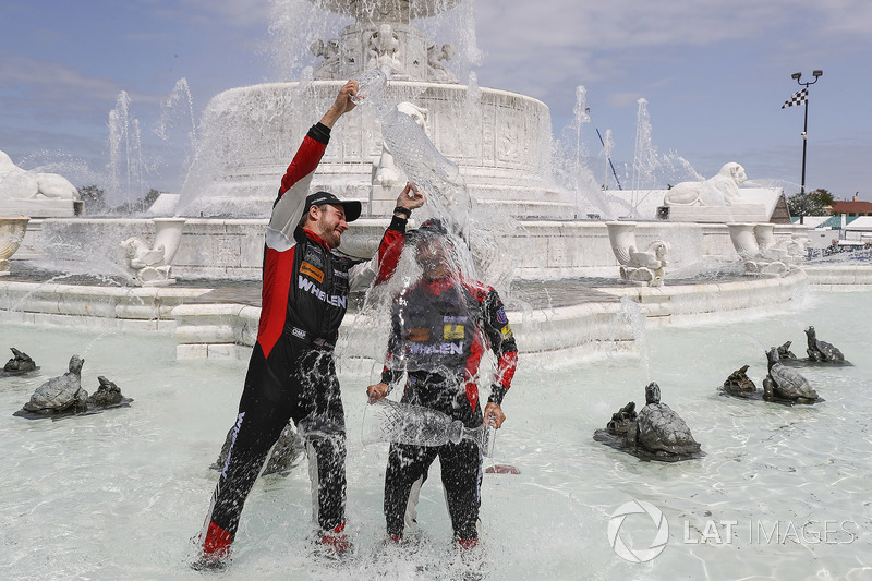 #31 Action Express Racing Cadillac DPi, P: Eric Curran, Felipe Nasr celebra en la fuente de scott