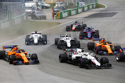 Lance Stroll, Williams FW41, leads Fernando Alonso, McLaren MCL33, Stoffel Vandoorne, McLaren MCL33, Sergey Sirotkin, Williams FW41, Marcus Ericsson, Sauber C37, Pierre Gasly, Toro Rosso STR13, and Romain Grosjean, Haas F1 Team VF-18, at the start