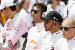 Daniel Ricciardo, Red Bull Racing, Lewis Hamilton, Mercedes AMG F1, y Valtteri Bottas, Mercedes AM