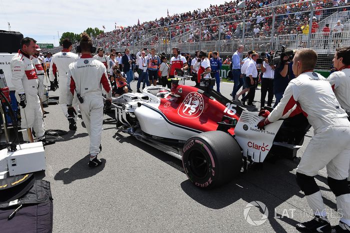 Charles Leclerc, Sauber C37 en la parrilla