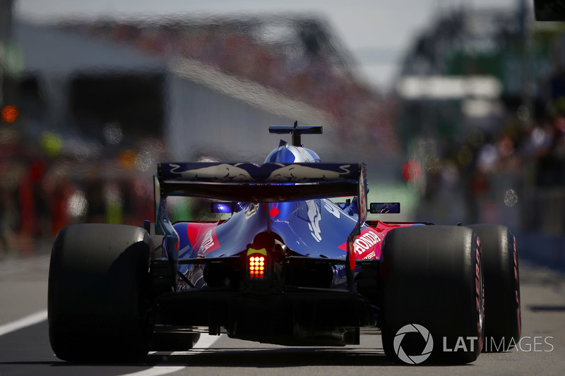 Brendon Hartley, Toro Rosso STR13, returns to the pit lane in qualifying