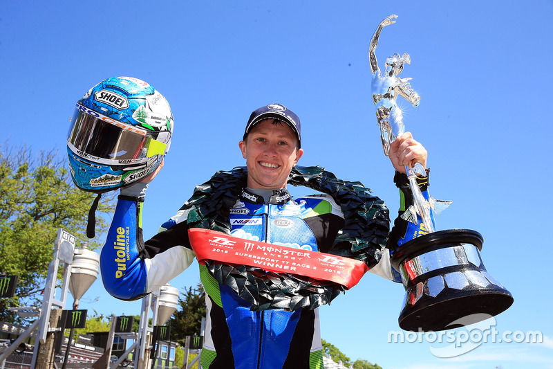 Dean Harrison, viert zijn overwinning in de tweede Supersport race