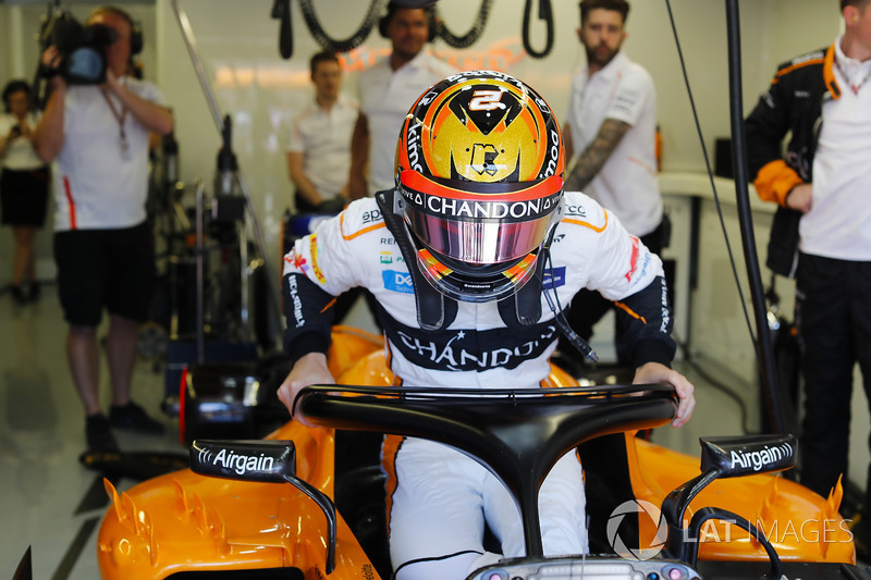Stoffel Vandoorne, McLaren, entre dans son cockpit