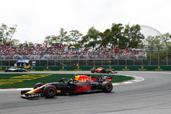 Max Verstappen, Red Bull Racing RB14, y Daniel Ricciardo, Red Bull Racing RB14