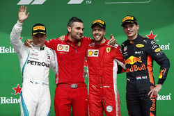 Sebastian Vettel, Ferrari, op het podium met Valtteri Bottas, Mercedes AMG F1 en Max Verstappen, Red Bull Racing