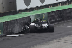 Lewis Hamilton, Mercedes-Benz F1 W08, crashed car