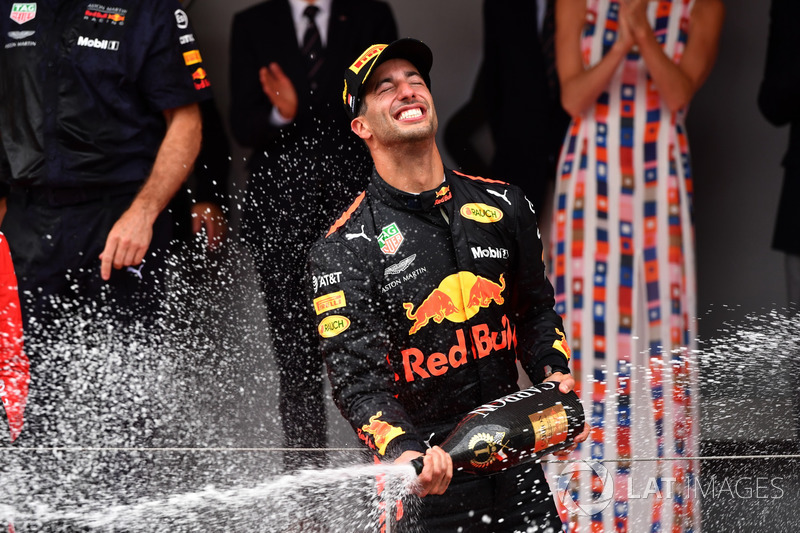 Podio: el ganador de la carrera Daniel Ricciardo, Red Bull Racing celebra con el champán