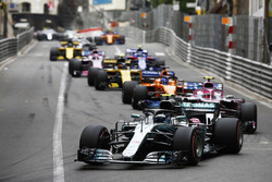 Валттери Боттас, Mercedes AMG F1 W09, и Эстебан Окон, Sahara Force India F1 VJM11