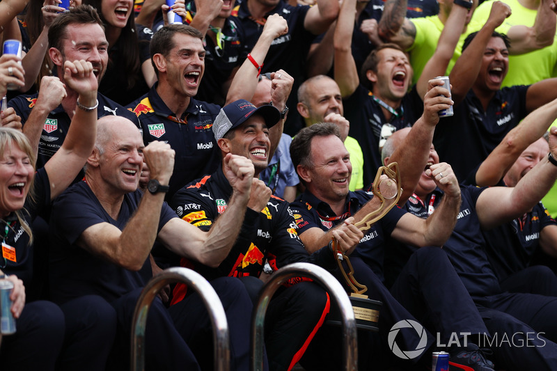 El equipo de Red Bull celebra con Daniel Ricciardo, Red Bull Racing al lado de la piscina en la Estación de Energía. Adrian Newey, director técnico, Red Bull Racing, y Christian Horner, director del equipo, Red Bull Racing
