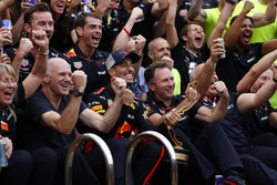 The Red Bull team celebrate with Daniel Ricciardo, Red Bull Racing next to the swimming pool on the Energy Station. Adrian Newey, Chief Technical Officer, Red Bull Racing, and Christian Horner, Team Principal, Red Bull Racing