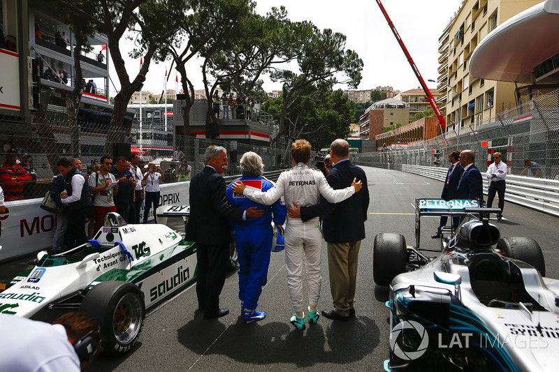 Chase Carey, presidente de Fórmula Uno, Keke Rosberg, campeón del mundo en 1982, Nico Rosberg, campeón del mundo en 2016 y el príncipe Alberto de Mónaco en la parrilla