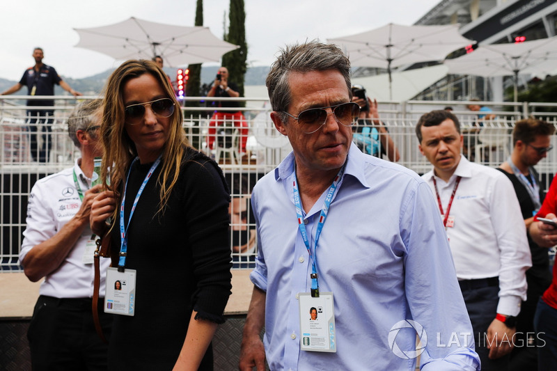 El actor Hugh Grant llega al paddock con su esposa Anna Elisabet Bernstein