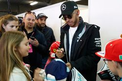 Lewis Hamilton, Mercedes AMG F1, rencontre les grid kids