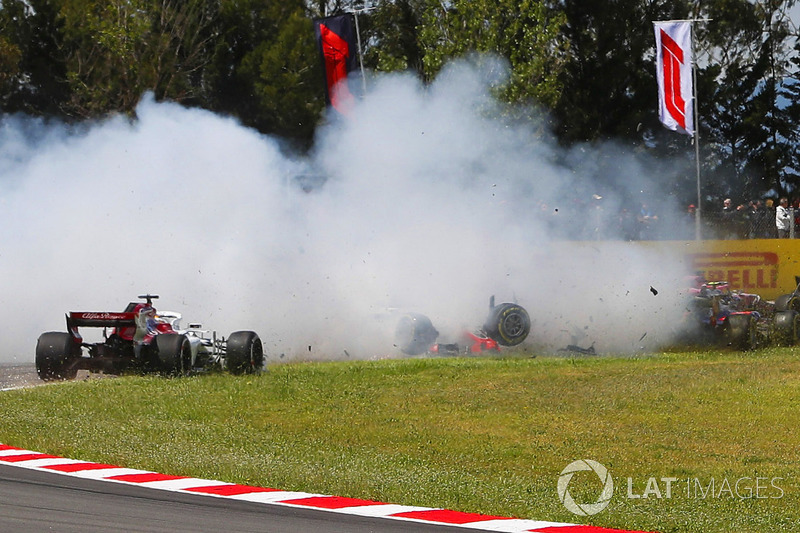 Столкновение: Пьер Гасли, Scuderia Toro Rosso STR13, Нико Хюлькенберг, Renault Sport F1 Team RS18, и Ромен Грожан, Haas F1 Team VF-18