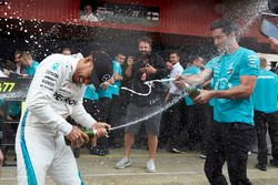 Lewis Hamilton, Mercedes AMG F1, 1° classificato,  festeggia con lo Champagne e i colleghi del team Mercedes