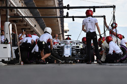 Antonio Giovinazzi, Sauber C37 pit stop