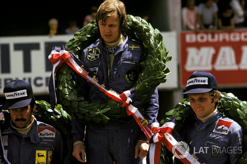 Podio: il vincitore della gara Ronnie Peterson, Lotus, il secondo classificato Niki Lauda, Ferrari, il terzo classificato Clay Regazzoni, Ferrari