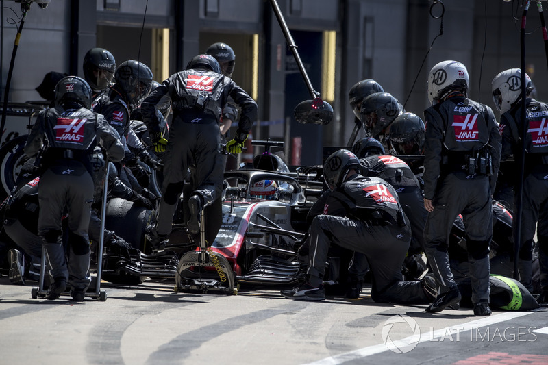 Romain Grosjean, Haas F1 Team VF-18, para en boxes
