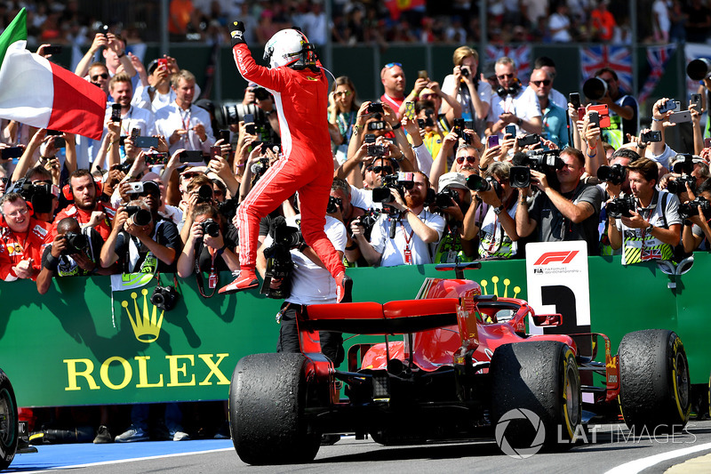 Il vincitore della gara Sebastian Vettel, Ferrari, festeggia nel parco chiuso