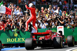 Il vincitore della gara Sebastian Vettel, Ferrari, festeggia nel parco chiuso