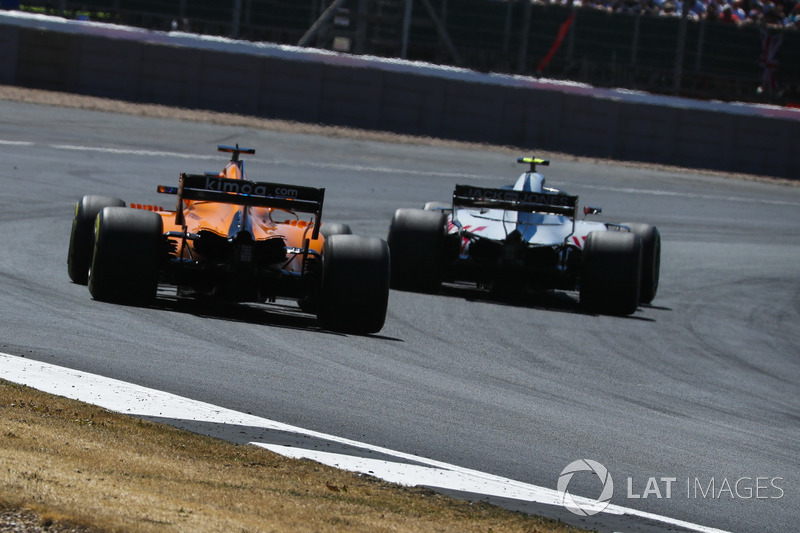 Fernando Alonso, McLaren MCL33 and Kevin Magnussen, Haas F1 Team VF-18