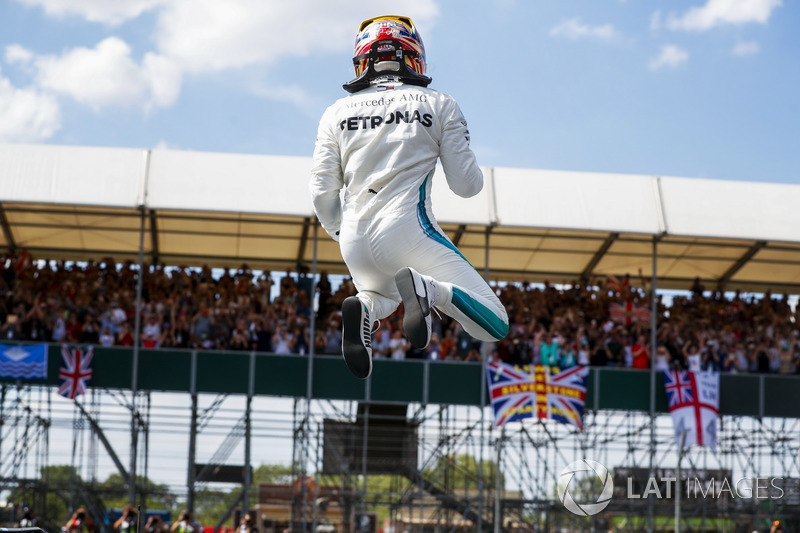 Ganador de la pole Lewis Hamilton, Mercedes AMG F1, celebra