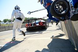 #67 Chip Ganassi Racing Ford GT, GTLM: Ryan Briscoe, Richard Westbrook pit stop.