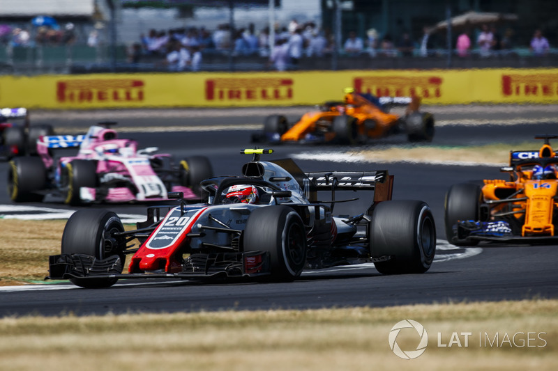 Kevin Magnussen, Haas F1 Team VF-18, voor Fernando Alonso, McLaren MCL33, en Sergio Perez, Force India VJM11