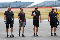 Romain Grosjean, Haas F1 Team, parcourt la piste à pied