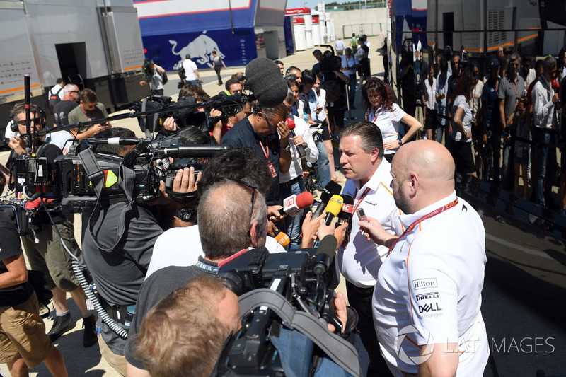 Zak Brown, McLaren Racing CEO, parla con i media