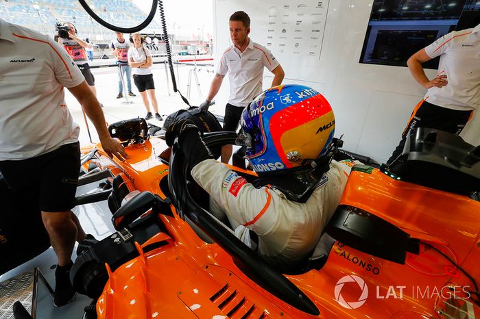 Fernando Alonso, McLaren, sube a su coche