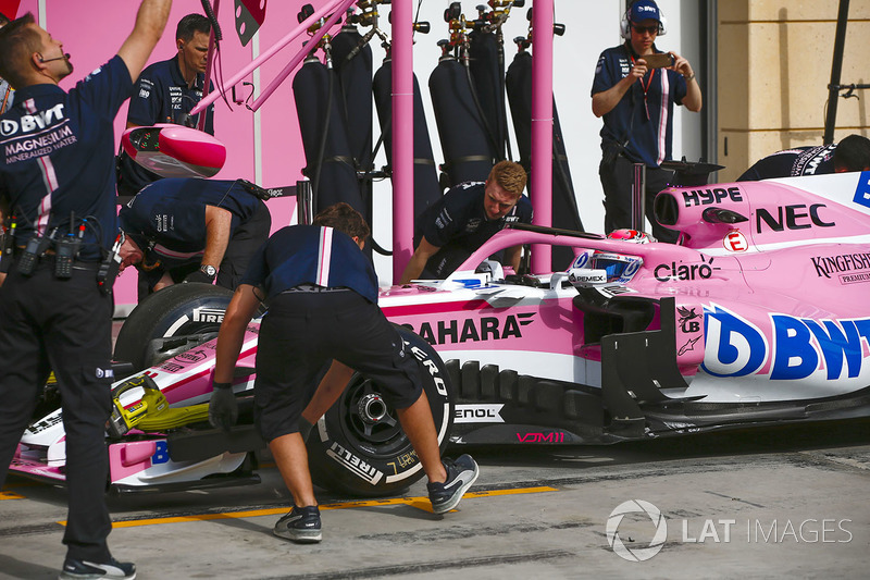 INGEGENRI Force India CON Sergio Perez, Force India VJM11 Mercedes, in pit lane