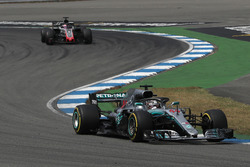 Lewis Hamilton, Mercedes-AMG F1 W09 ve Romain Grosjean, Haas F1 Team VF-18