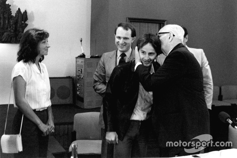 "Diga-me, você gostaria de ver um dos seus filhos quebrando uma perna ou caindo de uma árvore?" "Não, é por isso que eu não vejo as corridas". Enzo Ferrari