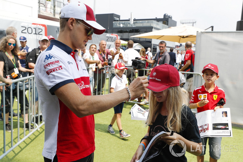 Marcus Ericsson, Sauber, signs autographs for young fans