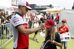 Marcus Ericsson, Sauber, signs autographs for young fans