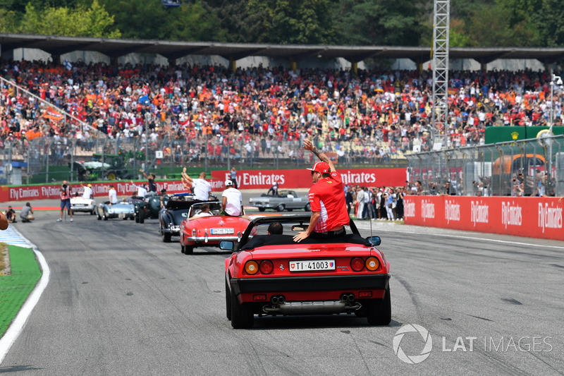 Kimi Raikkonen, Ferrari, mengikuti parade pembalap
