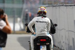 Lewis Hamilton, Mercedes AMG F1, revient au stand sur un scooter