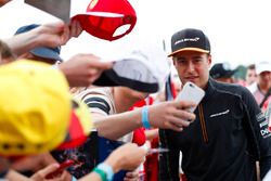 Stoffel Vandoorne, McLaren, meets some fans