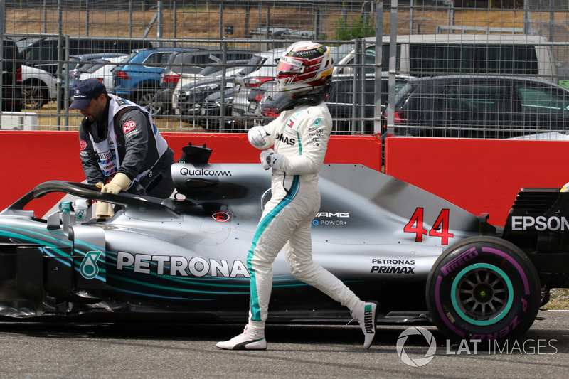 Lewis Hamilton, Mercedes-AMG F1 W09 stops on track and pushes his car
