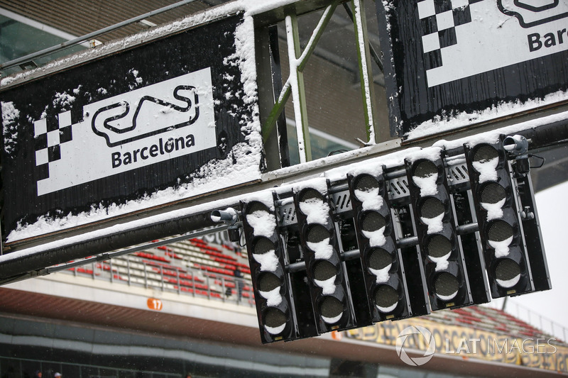Luzes de largada cobertas de neve
