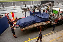 El Red Bull Racing RB14 de Max Verstappen vuelve a boxes