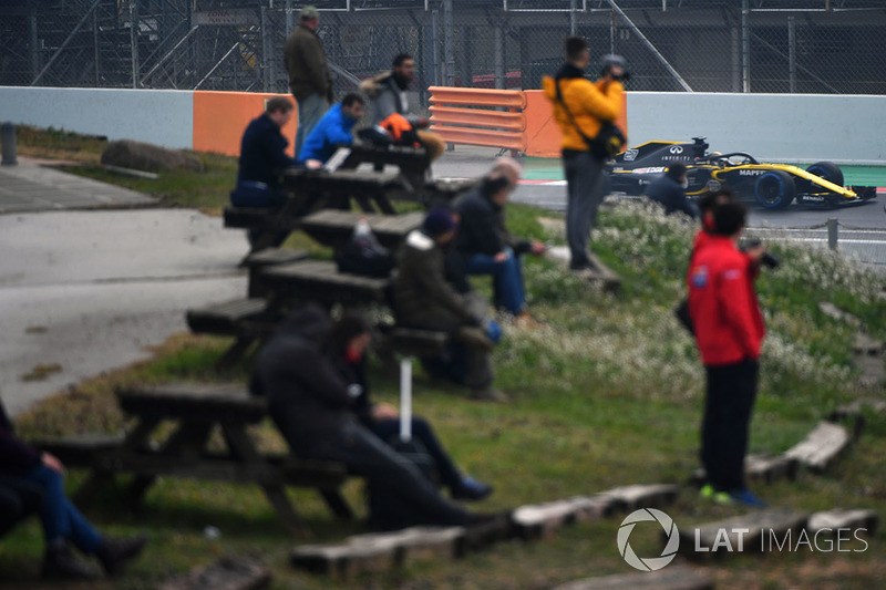 Fans miran a Nico Hulkenberg, Renault Sport F1 Team RS18