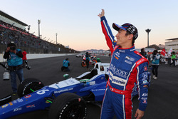 ファンに手を振る佐藤琢磨
