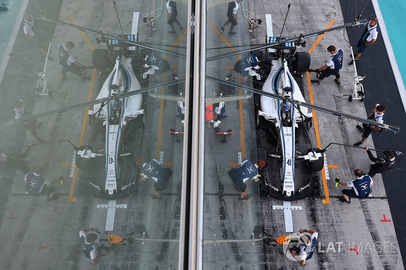 Sergey Sirotkin, Williams FW40 makes a practice pitstop
