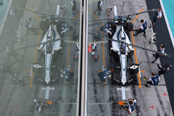 Sergey Sirotkin, Williams FW40 makes a practice pitstop