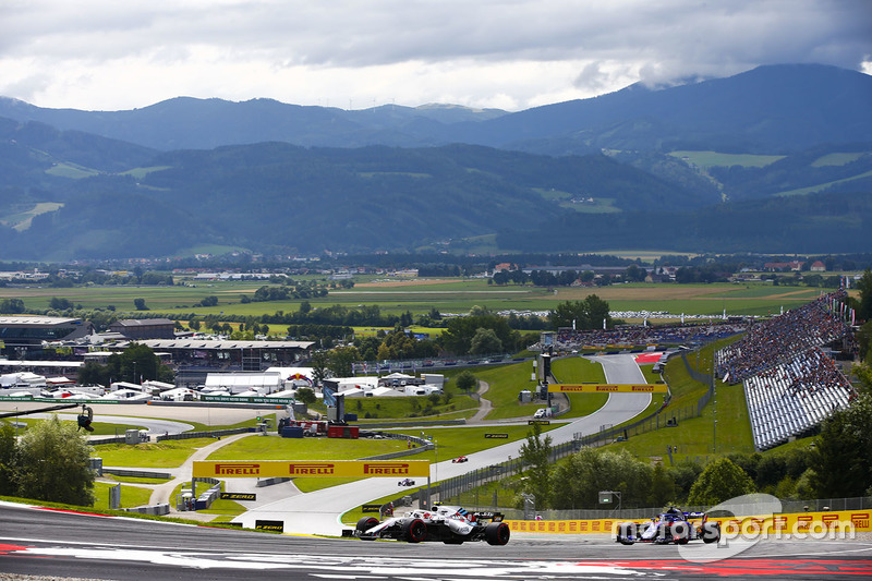 Robert Kubica, Williams FW41, leads Brendon Hartley, Toro Rosso STR13