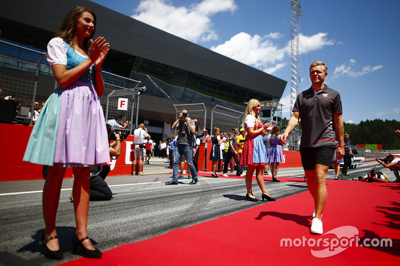 Grid kızları, Kevin Magnussen, Haas F1 Team