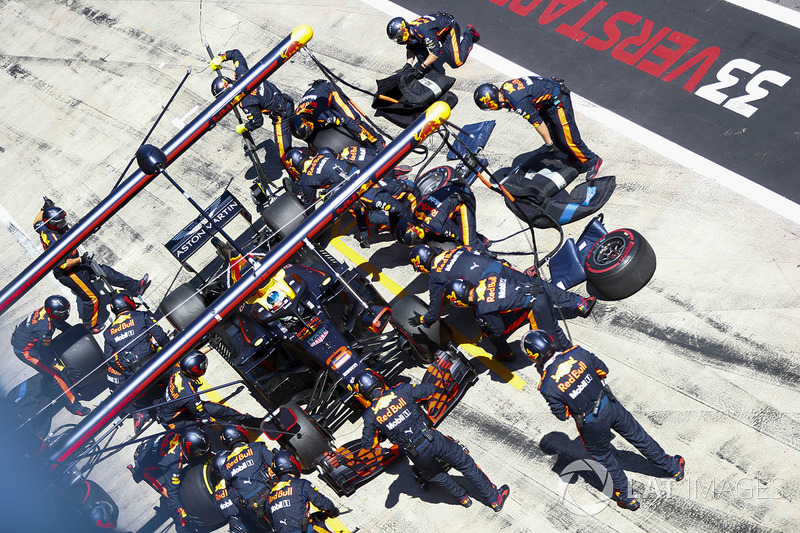 Daniel Ricciardo, Red Bull Racing RB14, maakt een pitstops